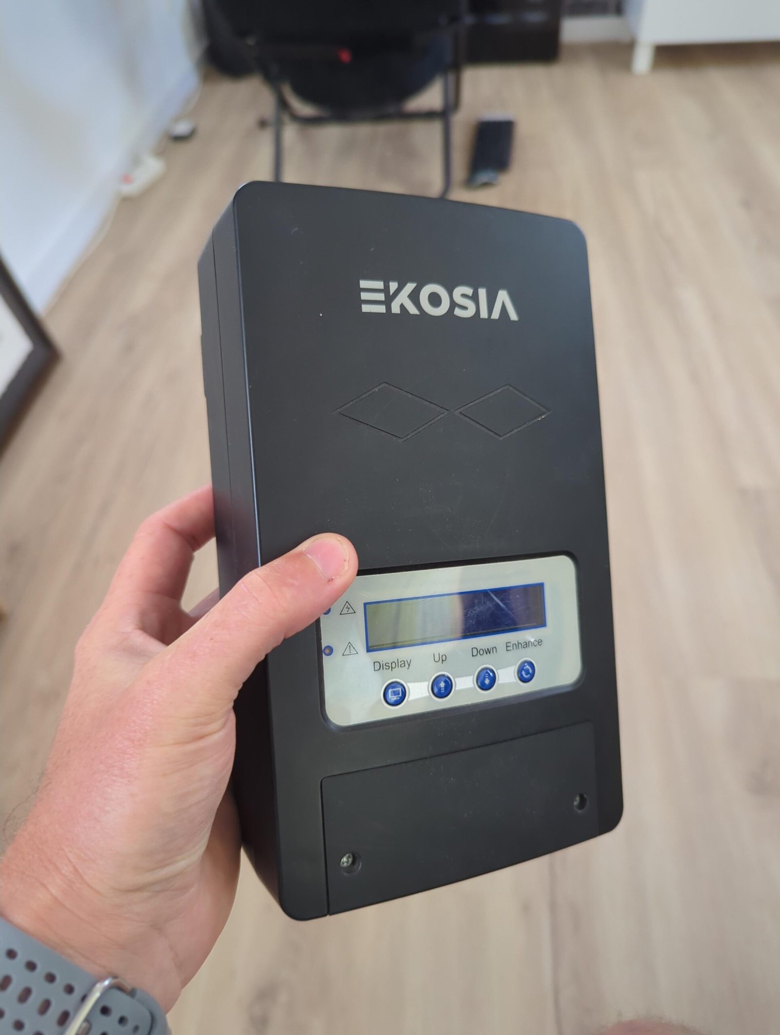 Routeur solaire SmartSun tenu dans une main