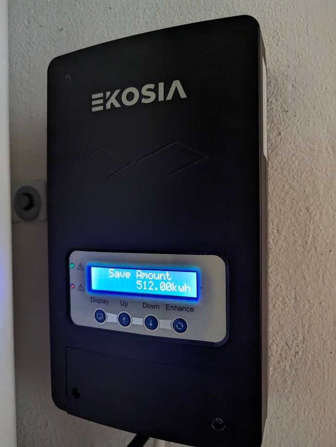 Routeur solaire SmartSun — transformez votre surplus en eau chaude 7 Le routeur SmartSun fixé au mur chez un particulier, écran de contrôle allumé.