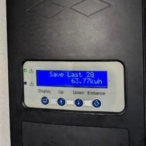 Afficheur du routeur solaire SmartSun indiquant Save Last 28 : 63,77 kWh envoyés au chauffe-eau sur 28 jours, relevé de mars 2024