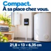 Le routeur solaire SmartSun posé au mur à côté d'un ballon d'eau chaude : 21,8 x 13 x 6,35 cm