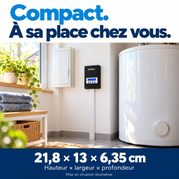 Le routeur solaire SmartSun posé au mur à côté d'un ballon d'eau chaude : 21,8 x 13 x 6,35 cm