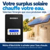 Le routeur solaire SmartSun devant des panneaux photovoltaïques et une douche : le surplus solaire chauffe l'eau au lieu de partir au réseau